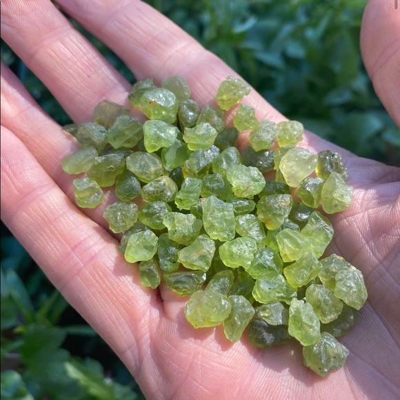 🆕 New Raw Peridot Crystal Stud Gemstone Earrings - Picture 3 of 5